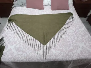 Mantoncillo Flamenco Verde Oliva con Flecos
