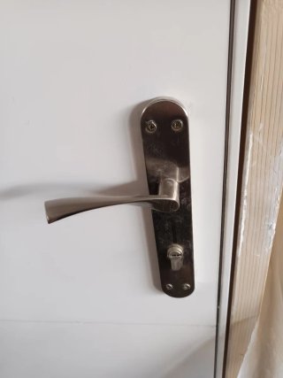 Puerta blindada blanca