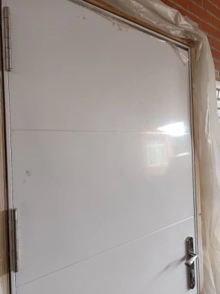 Puerta blindada blanca