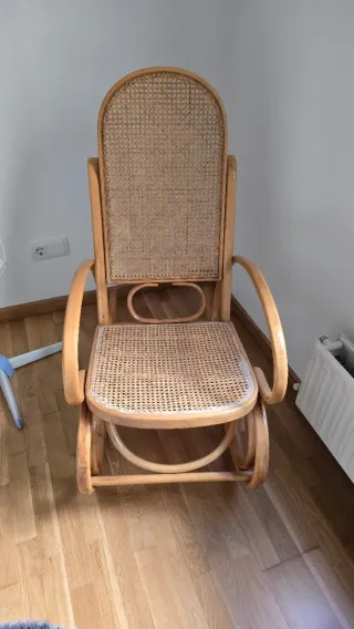 Mecedora de mimbre y madera