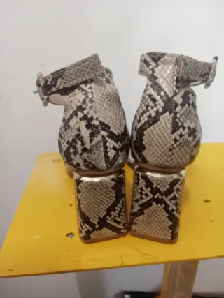 Sandalias de tacón con estampado de piel serpiente