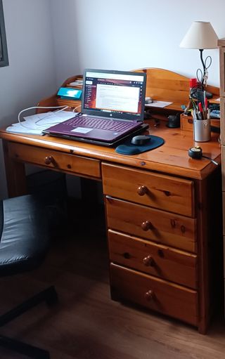 Escritorio de pino con cajones