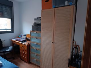 Escritorio de pino con cajones