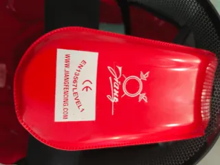 Máscara de esgrima negra