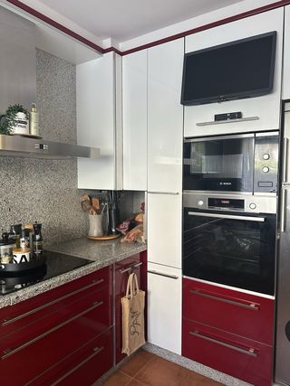 Muebles de cocina granate y blanco en buen estado
