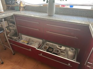 Muebles de cocina granate y blanco en buen estado