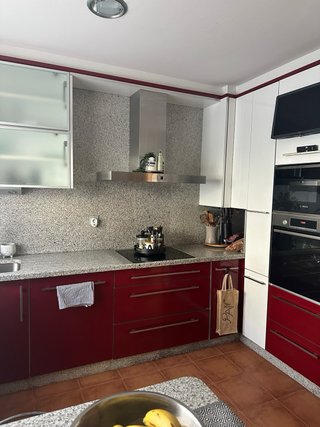 Muebles de cocina granate y blanco en buen estado