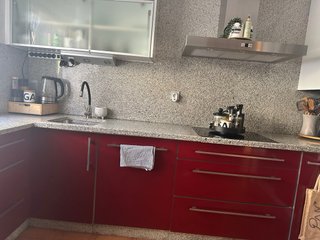 Muebles de cocina granate y blanco en buen estado