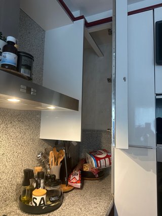 Muebles de cocina granate y blanco en buen estado