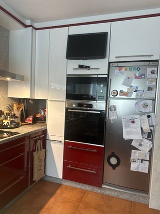 Muebles de cocina granate y blanco en buen estado