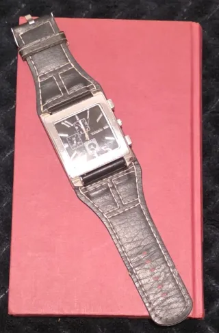 Reloj Womage Negro y Plateado