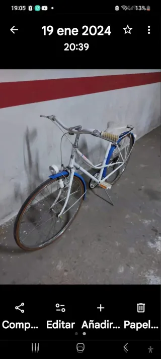 Bici de paseo blanca y azul