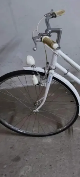 Bici de paseo blanca y azul