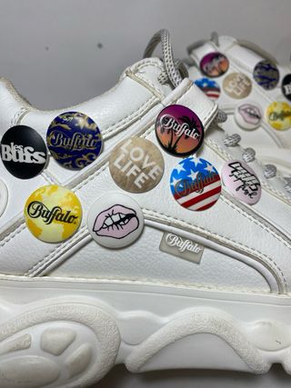 Zapatillas Buffalo Blancas con Pines