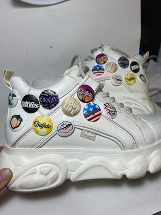 Zapatillas Buffalo Blancas con Pines