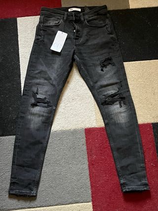 Pantalón vaquero Zara negro desgastado
