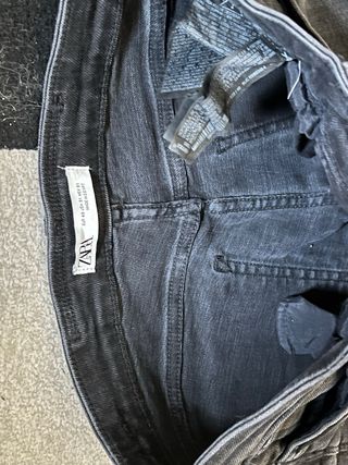 Pantalón vaquero Zara negro desgastado