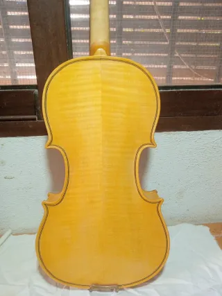 Violín de madera color miel