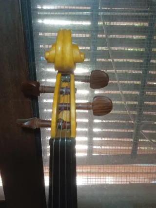 Violín de madera color miel