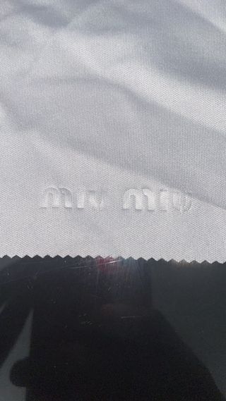 Gafas de sol Miu Miu negras y doradas