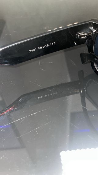 Gafas de sol Miu Miu negras y doradas