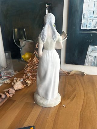 Figura de porcelana biscuit mujer con cántaro