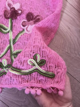 Bufanda rosa con flores bordadas
