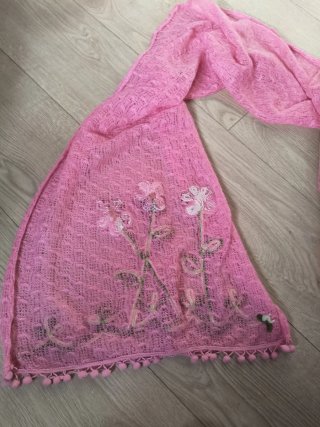 Bufanda rosa con flores bordadas