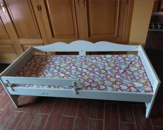 Cama infantil blanca con barrera