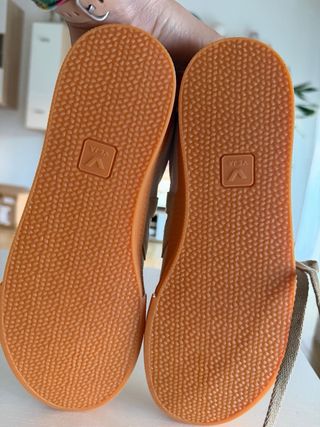 Zapatillas Volley Blancas y Beige