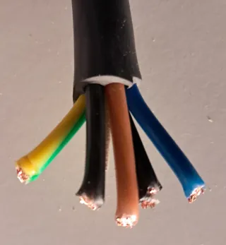 Manguera de  5 cables de 4mm cada cable. (0,6/1KV)