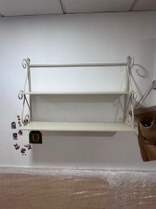 Scaffalatura in ferro laccato beige