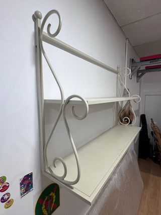 Scaffalatura in ferro laccato beige