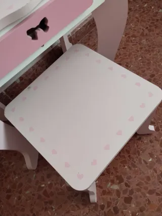Tocador infantil rosa con espejo y taburete