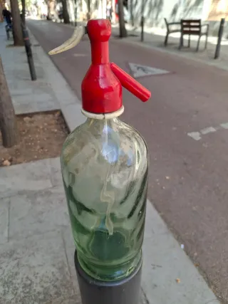 Sifón antiguo de vidrio con cabezal rojo