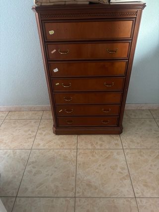 Cómoda de madera con 7 cajones