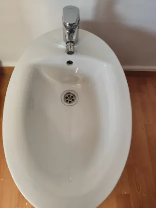 Bidé de cerámica con grifo
