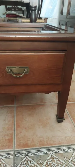 Mesa de madera marrón