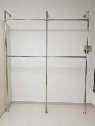 Perchero metálico alto para tienda o vestidor