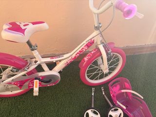 Bicicleta 16 pulgadas con accesorios y ruedines