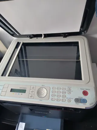 Impresora Samsung CLX-3185FN Láser Color + Escáner