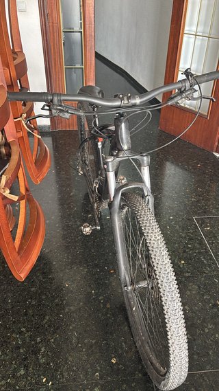 Bicicleta de montaña negra Mx 29 30