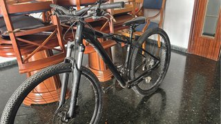 Bicicleta de montaña negra Mx 29 30