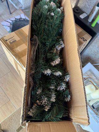 Árbol de Navidad con piñas y nieve