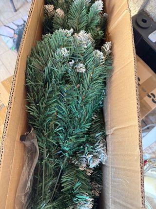 Árbol de Navidad con piñas y nieve