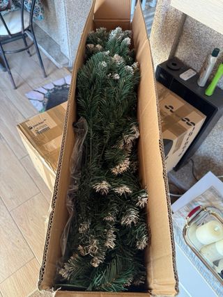 Árbol de Navidad con piñas y nieve