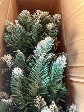 Árbol de Navidad con piñas y nieve
