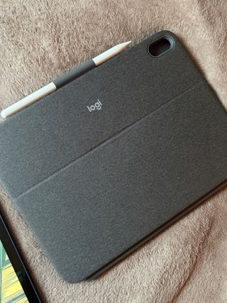 iPad 11ª gen en garantía con teclado logitech