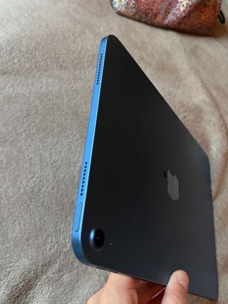 iPad 11ª gen en garantía con teclado logitech