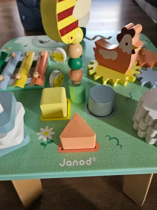 Mesa de actividades infantil de madera